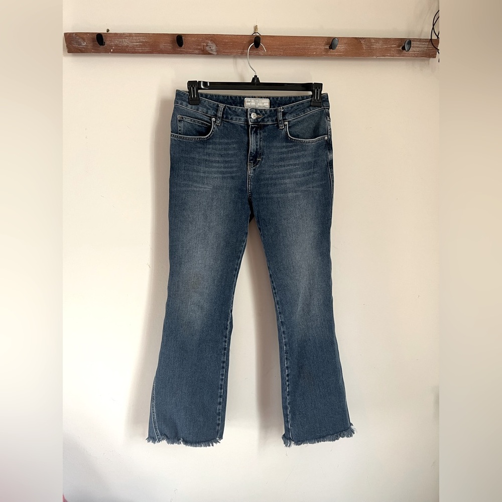 Free People women’s 29R flare, cropped, raw edge.